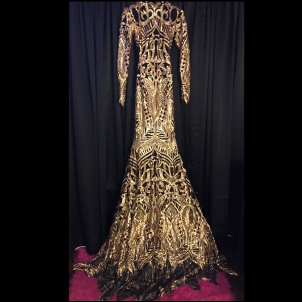 Prom Dress: only worn once Size- range from 6-8